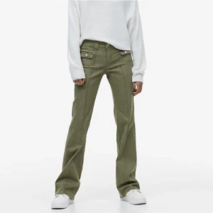 Gröna byxor hm - Säljer nu dessa sååå snygga byxor från hm, slutsålda på hemsidan. Säljer pga fel storlek, helt oanvända med prislapp kvar. 💚☺️