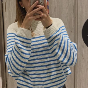 Zara stickad tröja - Stickad tröja från Zara, storlek M. Säljer då den är för stor för mig och jag inte fått användning för den🤍