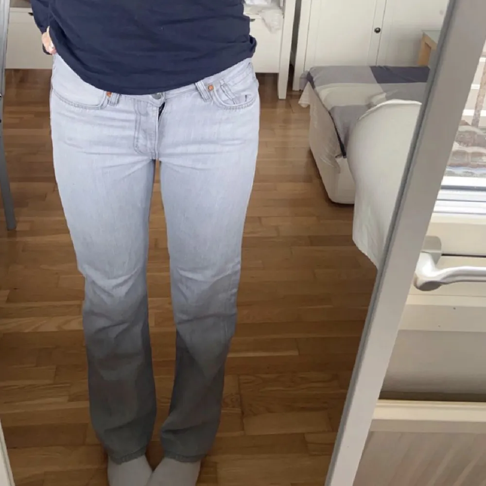 Säljer mina lågmidjade jeans från bikbok då jag ej avnänder dem. Jeans & Byxor.