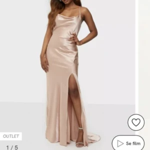 Silkes balklänning  - Säljer denna helt oanvända maxi silkes klänning från Nelly i champagne färg, i storlek 34💗nypris 1099