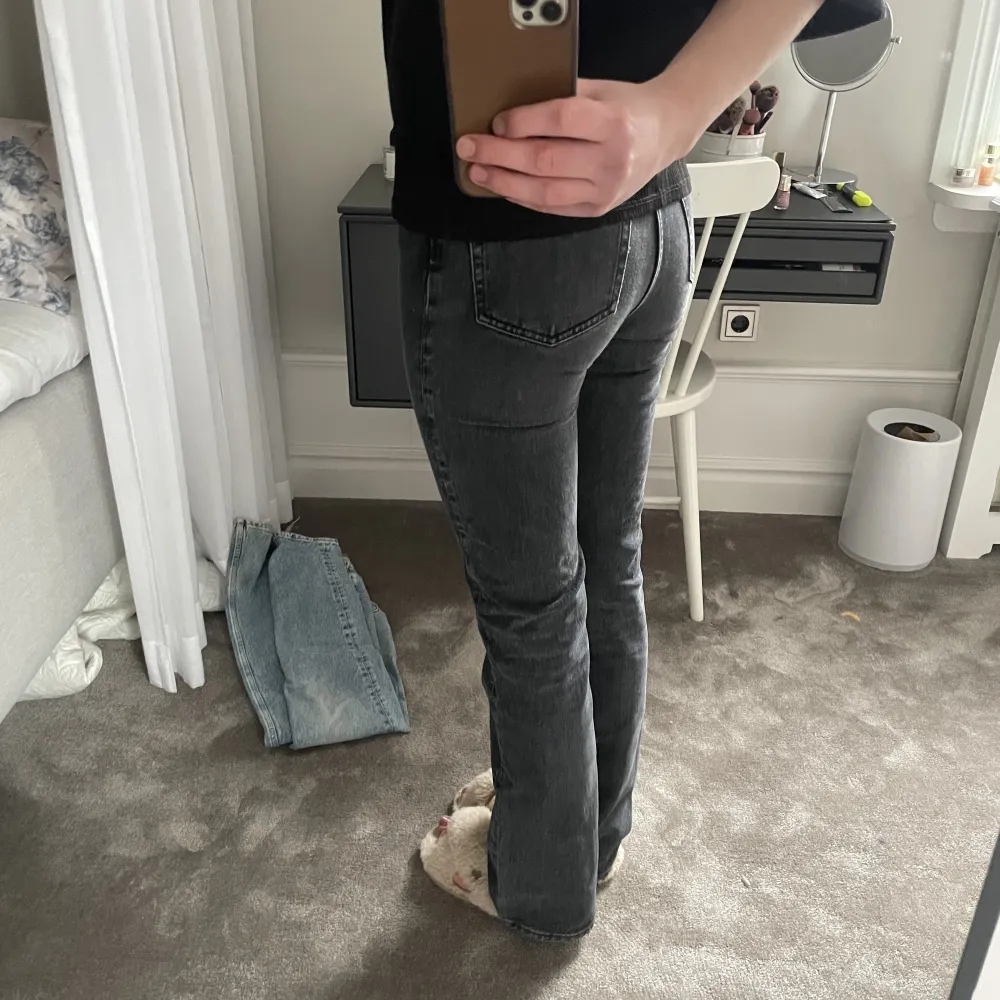 Så snygga jeans ifrån other stories i storlek 26, samma modell som de blåa i min tidigare annons (köp båda för 500kr). Jeans & Byxor.