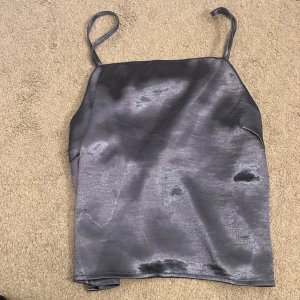 linne - Säljer detta fina fest linne som knappt är använt så därför finns det inga täcken på användning förutom en liten tråd som gått upp på sidan men absolut inget man tänker på. (se bild 3) Säljer för 100kr+frakt💓💓