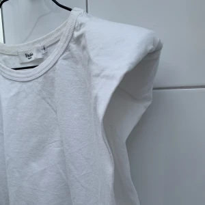 The Frankie Shop shoulder pad tee - Shoulder pad tee from The Frankie shop size S. It fits oversize, normally I wear size M and this is Small size. Don’t hesitate to contact me if you need more info or pictures! 