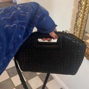 Bottega väska - Såå snygg axelrems väska med justerbart band. Går även att ta bort bandet och hålla i handen! Bra storlek för att få plats med det viktigaste. Vet att den är från Asos men vet ej exakt märke då jag fick den i present ❤️