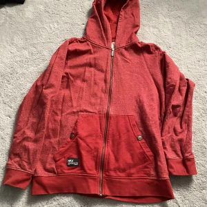 Zip - En röd warp zip hoodie, aldrig använd, finns inga hål osv. Pris kan diskuteras :)