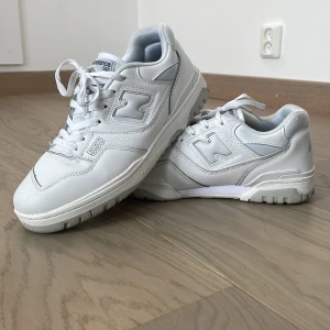 New Balance 550 vit - Priset kan diskuteras. Skorna är som nya men är lite smutsiga. Jag råka slänga lådan.
