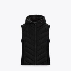 Zara väst - Bilden är tagen från Zaras hemsida!!Västen är använd 2-3 gånger och är helt fräsh🤍