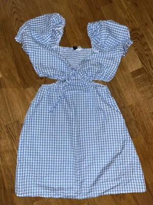 Sommarklänning  - Blårutig sommarklänning. Klänningen är väldigt fin och oanvänd. Jag säljer den för den inte kom till användning.