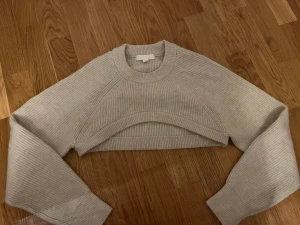 Beigestickadkofta  - Fin stickad kofta från H&M. Jag säljer den för jag inte använder den längre. Andvänd nån gång 