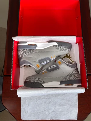 Air Jordan 3 Cool Grey - Air Jordan 3 Cool Grey 2021  Super bekväm och knappt använda, inga tydliga spår av användning  Nyskick  Storlek: 39  Om ni vill ha fler bilder skicka ett meddelande!  pris kan diskuteras vid snabb affär😊