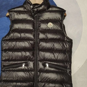 MONCLER väst - vill sälja moncler Väst s pris kan diskuteras Aldrig använt 