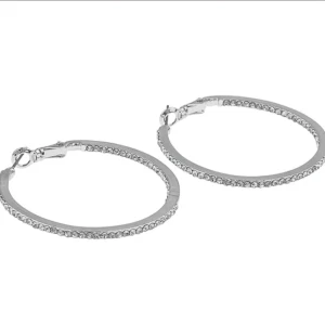 Hoops med stenar - Jag säljer dessa vackra örhängen då jag sällan använder örhängen. Dem är i fint skick och endast använd ett fåtal gånger. Det är inga skador på dem. 