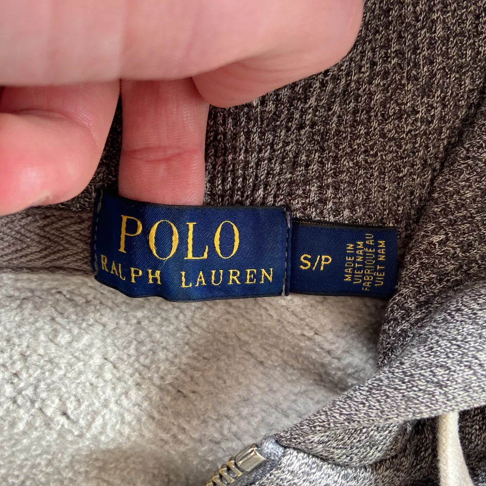 Riktig snygg Ralph lauren hoodie som säljs för att den är för liten. Bra skick, Nypris ca 1300. Hoodies.