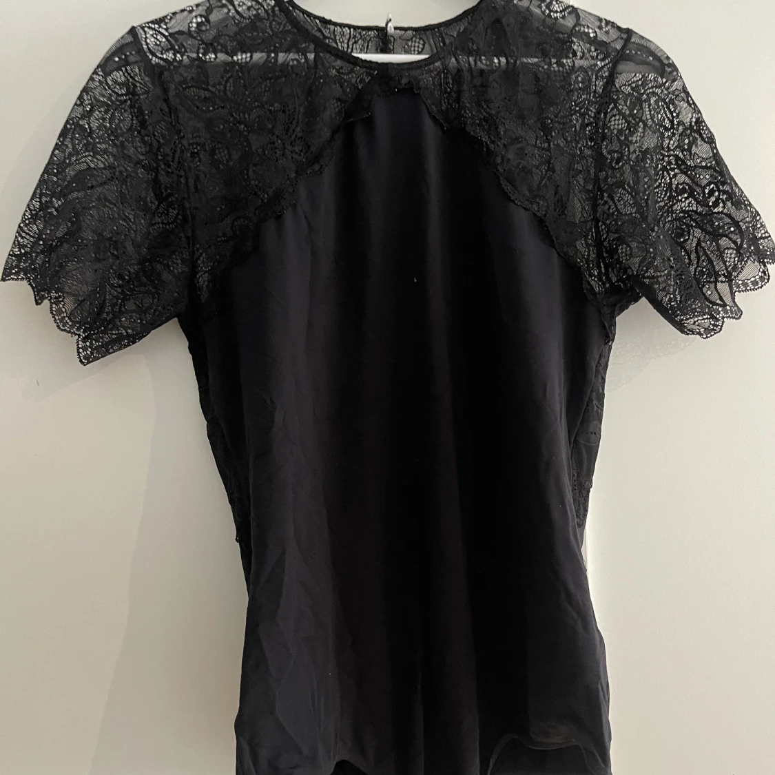 Svart spetsbody  - 90