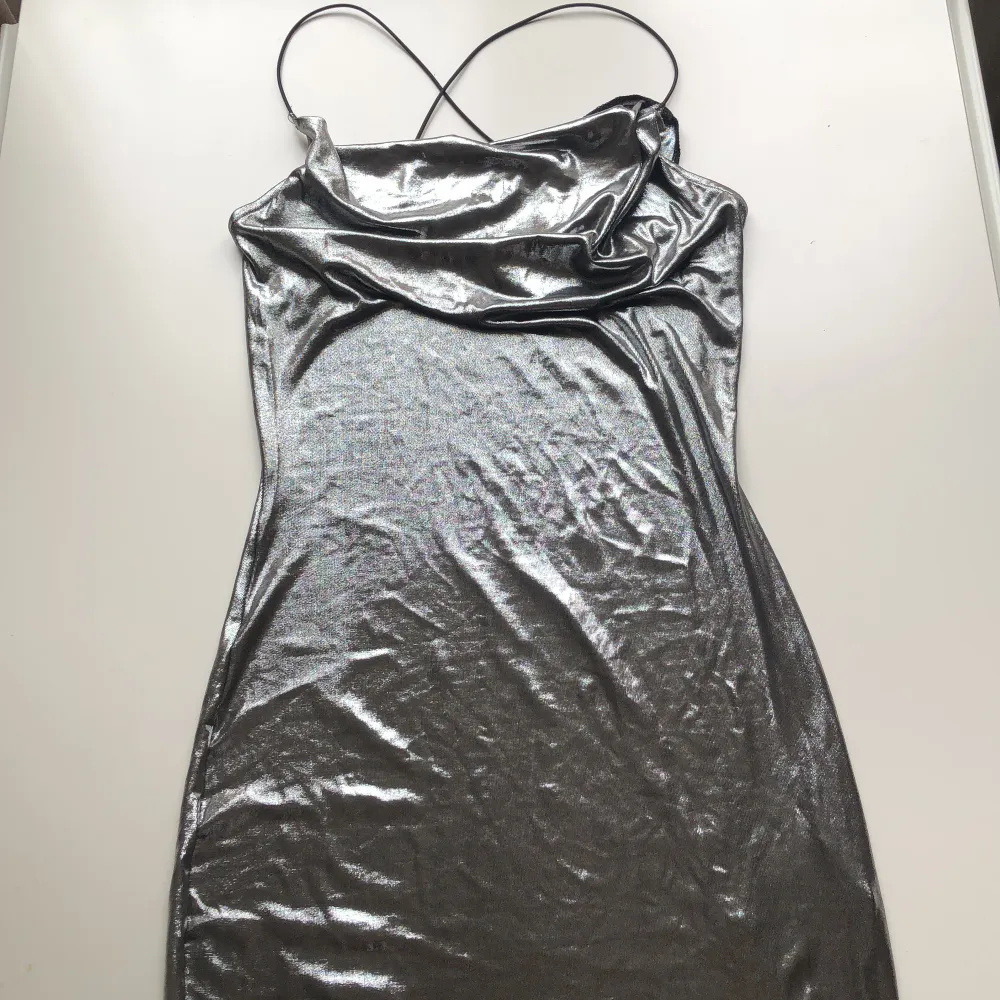 Silvrig, stretchig klänning från H&M. Tunn och skön. Perfekt för utekvällar, nyår, mm ❤️. Klänningar.