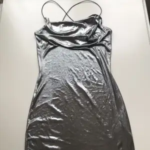 Silvrig, stretchig klänning från H&M. Tunn och skön. Perfekt för utekvällar, nyår, mm ❤️