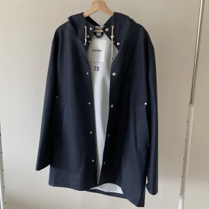 Stutterheim Stockholm - Regnjacka från exklusiva Stutterheim i högsta kvalité. Storlek M. Färg Navy. Modellen heter Stockholm. Knappt använd. Nypris 2500 kr.