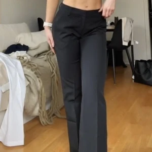 Bikbok kostymbyxor - Åtsittande passform vid rumpa och lår samt loose/straight nertill, Midwaist.  Bra skick exkl några noppror, därav priset. Sprättade nertill för en längre passform. Innerbenslängd enligt hemsidan: 75cm. 1a bilden lånad av @hannaabergens video på tiktok