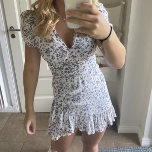 Blommig klänning  - Super fin klänning med små blommor på. Knappast använd så den är i bra skick! Vid stort intresse buda pris💖💖