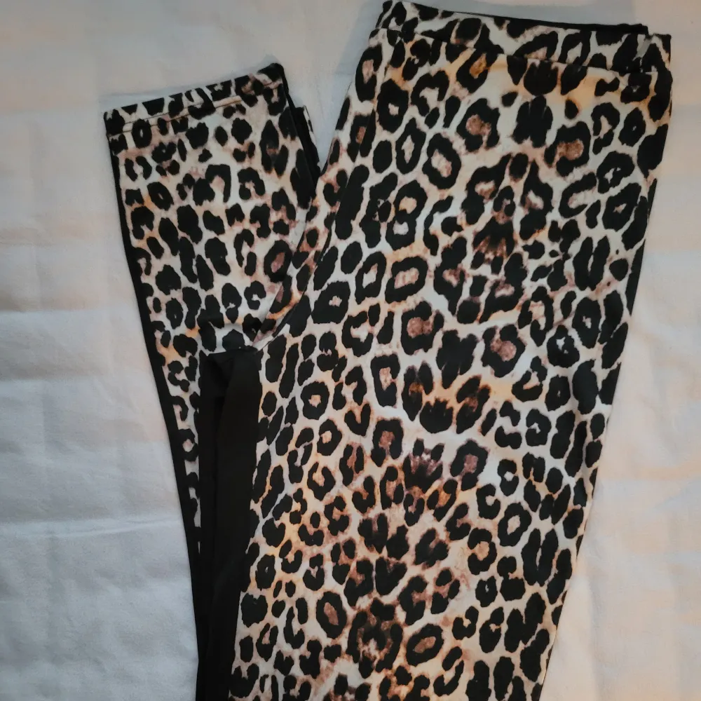 Mjuka leggings/tights i leopardmönster från Bubbleroom eller Nelly. Väldigt fint skick, svarta baktill. . Jeans & Byxor.