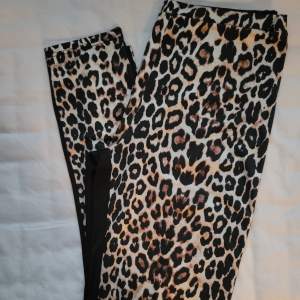 Mjuka leggings/tights i leopardmönster från Bubbleroom eller Nelly. Väldigt fint skick, svarta baktill. 