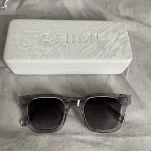 Chimiglasögon - Chimiglasögon i modellen 04 i färgen grey , nästintill oanvända