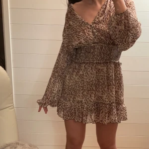 Klänning Zara - Bara använd 2 gånger. Storlek xs men passar också s/m då den är så stretchig. Säljer då den aldrig kommer till användning 🫶