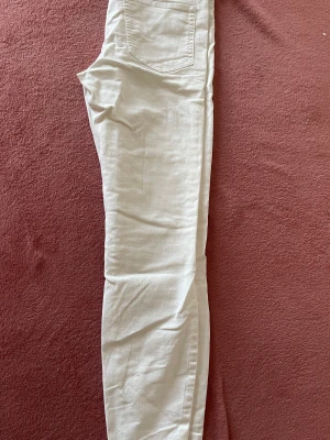 Ett par vita jeans  - Skinny 