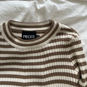 Stickad topp - Stickad stretchig tröja från pieces. Superlen och passar upp xs-L