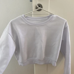 Vit tjocktröja - Vit långärmad tröja från Shein i storlek S. Knappt använd, i oerhört bra skick!
