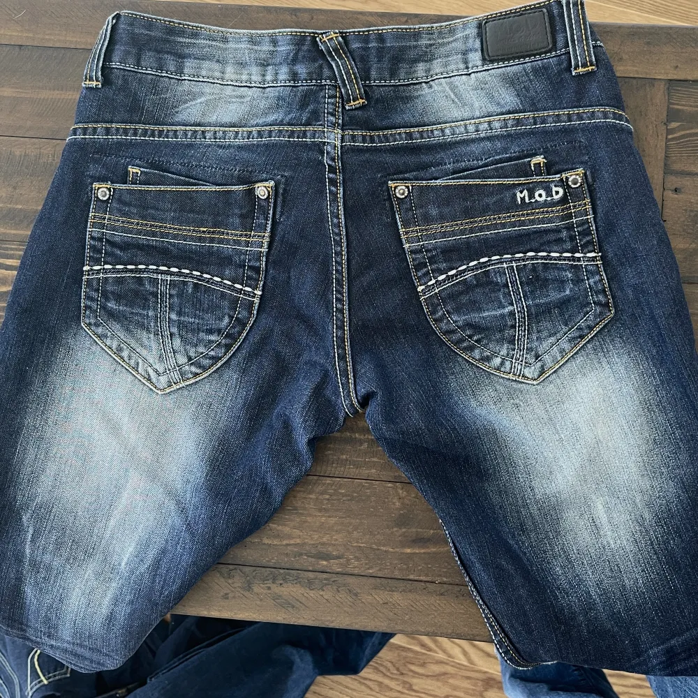 Vintage jeans i märket Mod. Jeansen är i mycket bra skick! Jeansen tvättas innan leverans💗 Storlek: 27/32 Midjemått:74 Innerbenslängd:80 Modellen är 164 cm långa . Jeans & Byxor.
