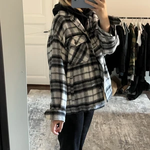 Vårjacka från Zara - Säljer denna fina rutiga jackan som passar perfekt nu till våren. Helt oanvänd och köpt för cirka 500kr! Strl M