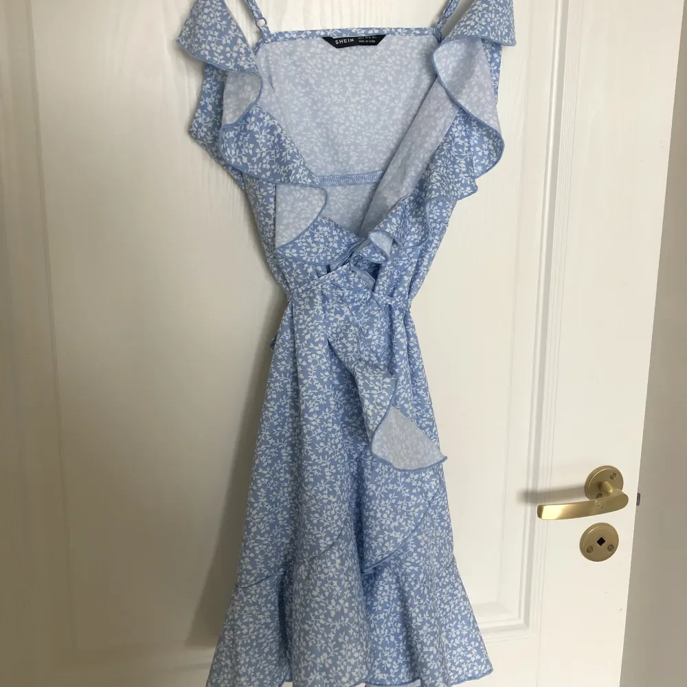 Blå klänning perfekt till studentfirandet! Storlek s!💓nyskick använd 1 gång. Klänningar.