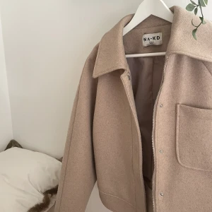 Jacka  - Säljer denna fina vår jackan från NA-KD då den inte kommer till användning💗 400kr + frakt 