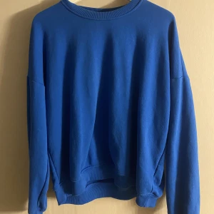 Sweatshirt  - Blå sweatshirt från lager 157. Storlek M. Bra skick. 