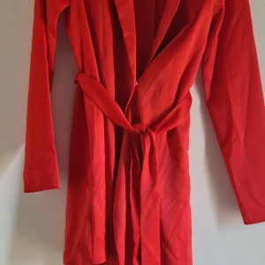 Röd klänning  - Röd kavajklänning från asos Använd 1 gång. . 