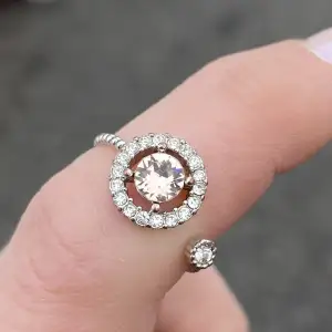 Grymt snygg ring. Med en stor rosa sten, som glittrar grymt snyggt i solen. Och massa små bling bling stenar runt.  Passar alla fingrar, endast prövad.  Kan postas med frimärke!