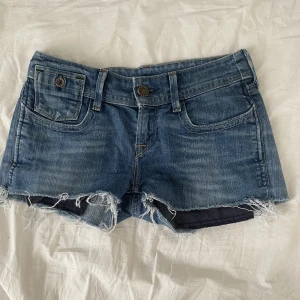 Levis shorts  - Snygga shorts till sommaren inte riktigt min smak köpte på plick för 300kr säljer för 220, inga defekter som nya ❤️