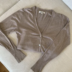 Lång kofta, Strl. S - Beige/ljusbrun, finstickad kofta i längre modell. Storlek S i fint skick!