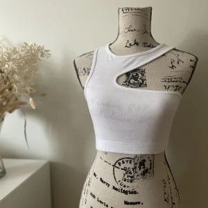 🕊️Vit croppad linne 🕊️ - Vit snedskuret linne! Använd 1 gång! 