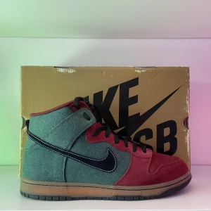 Nike dunk SB ”Goofy boy” - Nike Dunk Sb  ”Goofy boy” Sällsynta Skateskor i storlek 45, som är riktigt svåra att hitta i Sverige! De är bara provade en gång inomhus. Skorna släpptes 2009, och de ökar fortfarande i värde. ❗️Priset ej hugget i sten❗️skickas via postnord eller mötas upp🔥