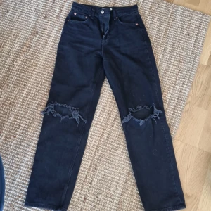 Svarta jeans. Strl. 34.  - Mycket fint skick. Bra längd för någon som är runt 160 cm. 
