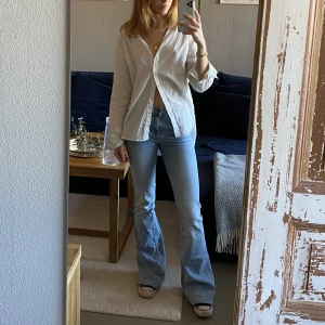Zara jeans - Supersnygga, långa, bootcutjeans från zara med låg-medel midja och i den snyggaste ljusblå tvätten. Str 36. Innerbenslängd 83 cm. Jag är 163 lång och lite långa för mig. 