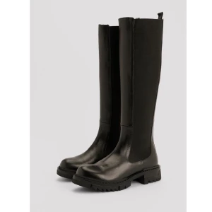 Höga stövlar  NAKD - Höga läderboots från NAKD. Använda fåtal gånger. Nypris 1099kr 