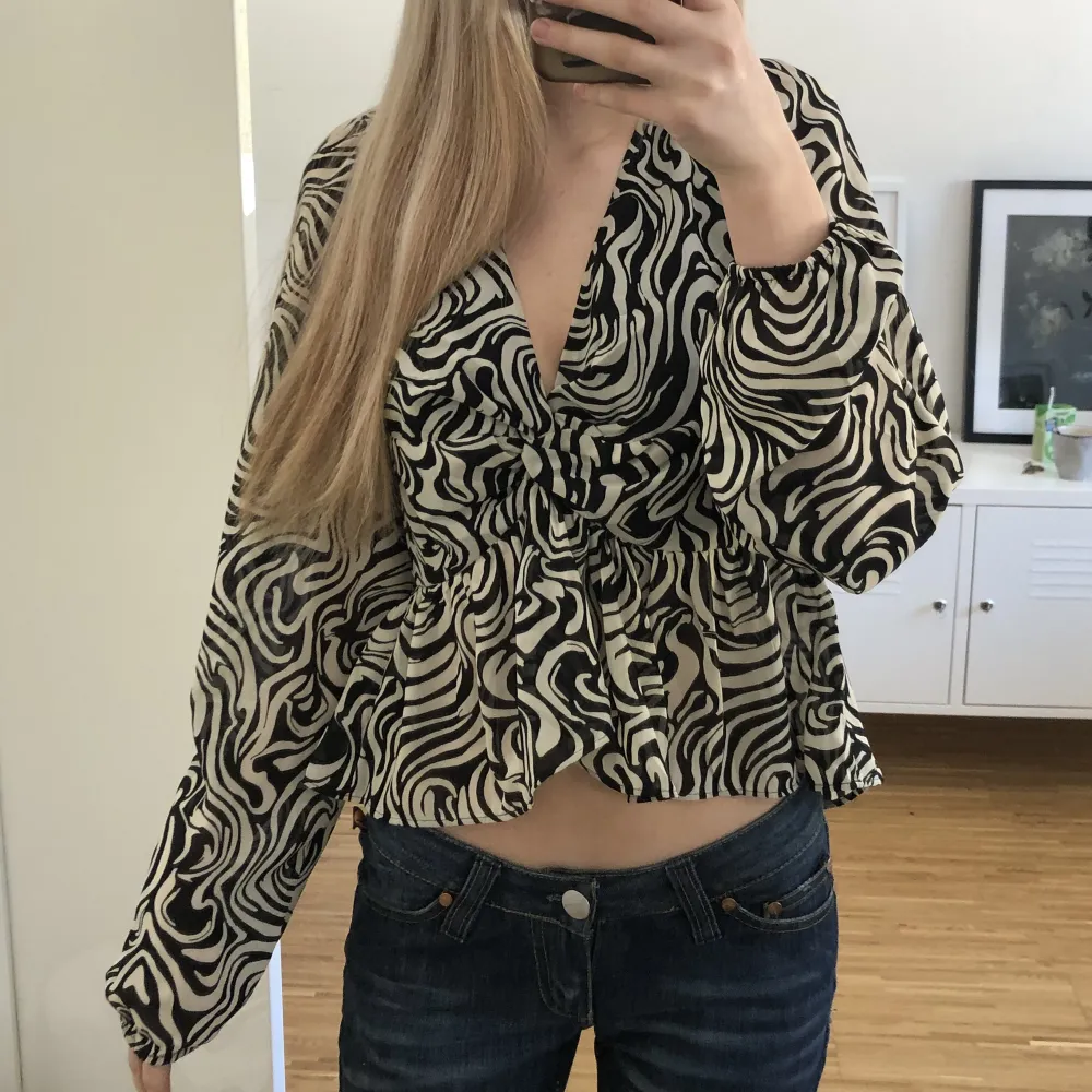 Snygg blus jag bara använt 1 gång! Möts i Uppsala eller så står köpare för frakt💗. Blusar.