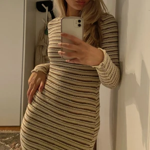 Stickad klänning - Stickad klänning från bershka! Skitsnygg men har blivit för liten för mig, snygg åt båda hållen!! Köparen står för frakt!