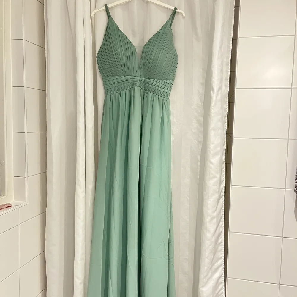 Jag säljer nu denna mintgröna balklänning, som aldrig är använd (lappen finns kvar), nyskick💚 Den är köpt i Marbella 2020, men blev tyvärr aldrig använd pga covid. Klänningen är super fin och passar perfekt till b.l.a studentbalen🌺 . Klänningar.
