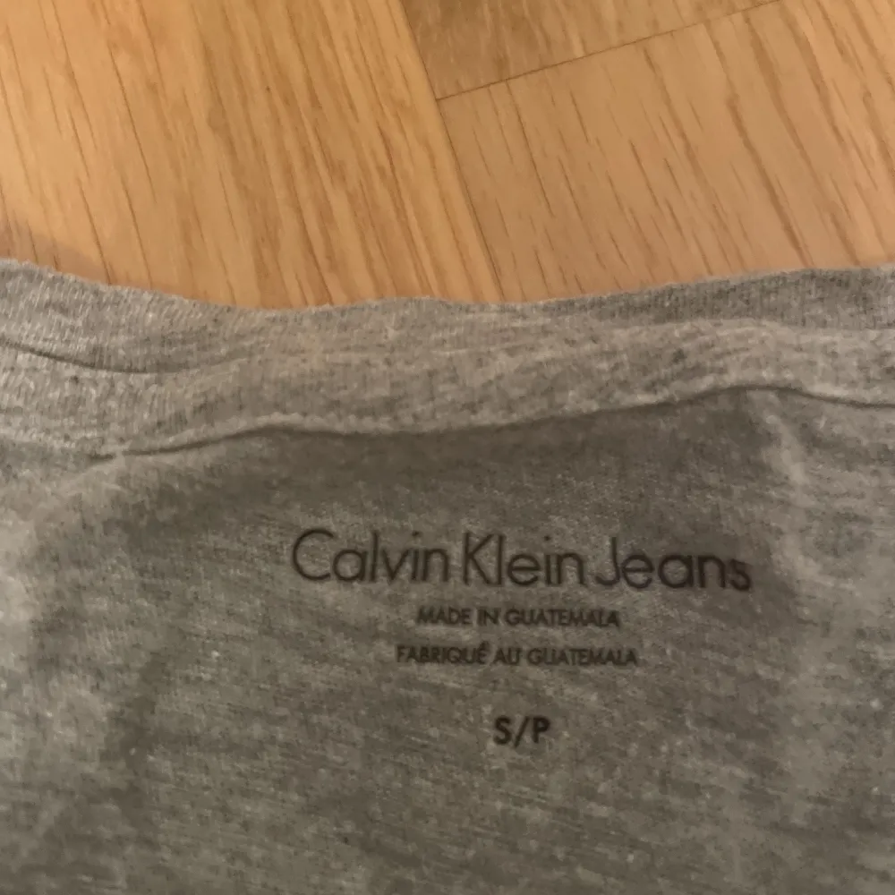 Grå calvin Klein T-shirt med tryck. T-shirts.