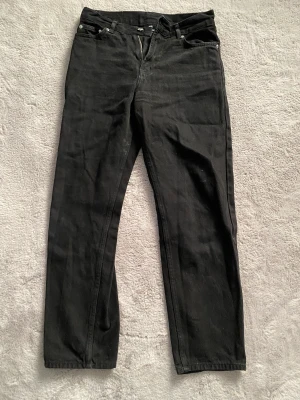 Jeans  - Svarta sweet sktbs jeans, den sitter lite tajtare. Använda några ggr bara sen har dom bara legat i garderoben. Finns inga hål osv. Kontakta om de finns några frågor och pris kan diskuteras :)