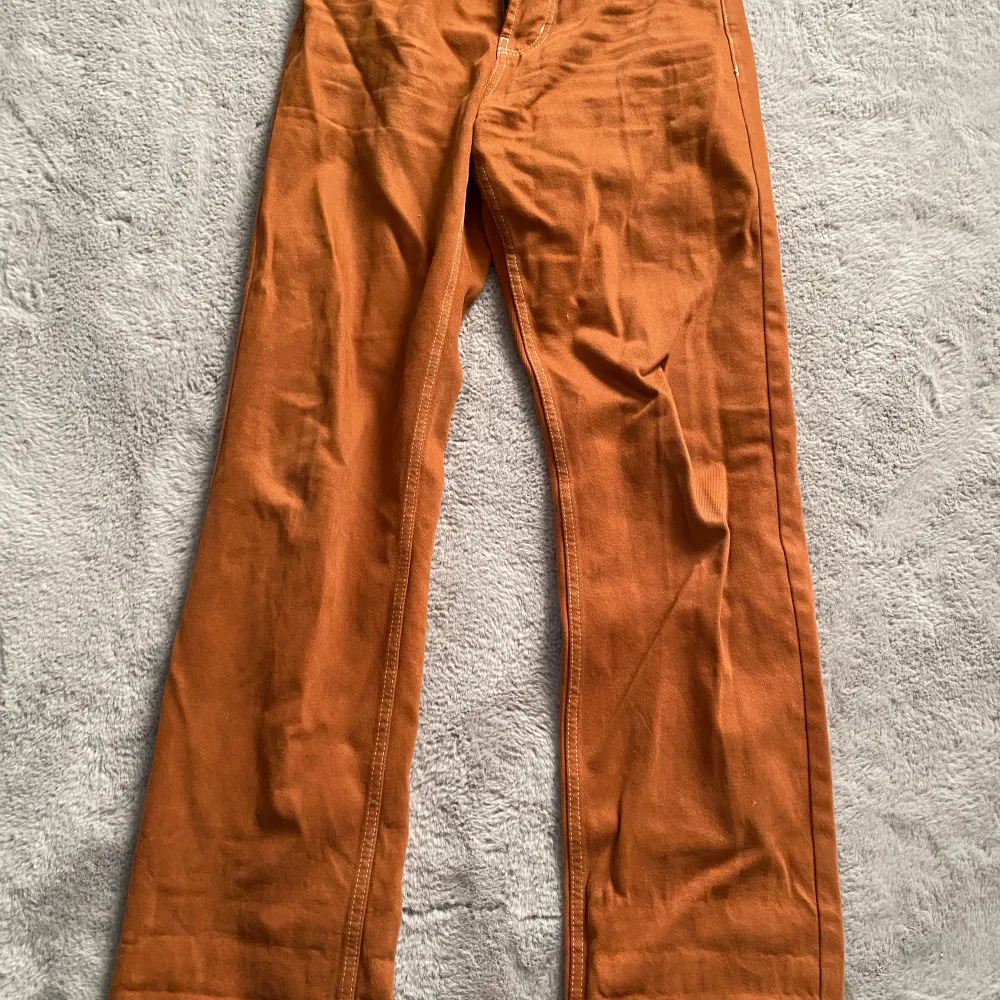 Våriga jeans från Junkyard, dem är lite brun/orangea i färgen. använd fåtal ggr, har inga skador m.m. Skriv om ni undrar över nått, pris kan diskuteras :). Jeans & Byxor.